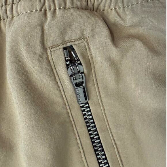 Athleta Camden Tan Khaki Elastic Waist Zipper Pockets Lightweight Shorts Size 6 - Picture 10 of 10